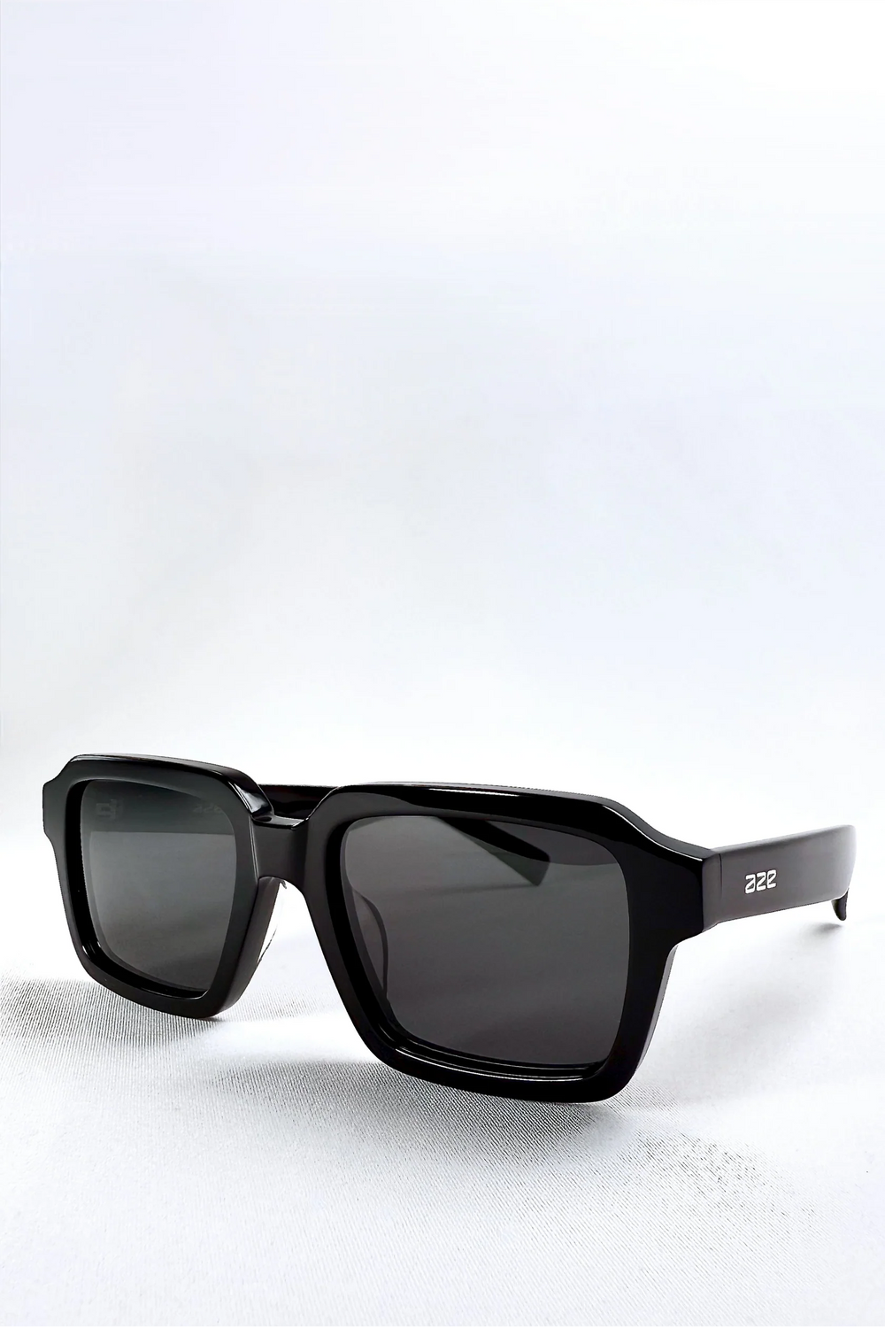 CREST - OBSIDIAN BLACK